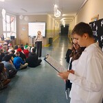 Uczniowie klas 5 - 8 podczas kolędowania na korytarzu szkolnym