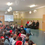 Uczniowie klas 5 - 8 podczas kolędowania na korytarzu szkolnym