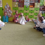 
Pani prezentuje dzieciom wygląd czaszki. 