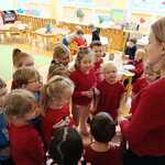 Nauczycielka rozdaje dzieciom walentynkowe lizaki