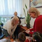 Dzieci częstują lizakami Panią Wicedyrektor i Panią psycholog.