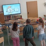 Dzieci tańczą do piosenki 