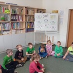 Przedszkolaki na lekcji w bibliotece