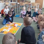 Chłopiec programuje robota