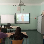 Uczniowie klasy 5 oglądają film edukacyjny 