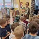 
Pani z biblioteki czyta dzieciom 